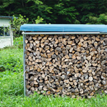 棚に保管されている薪